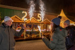 Funken sprühen neben beleuchteter Zahl 25