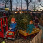 Kinder sitzen in der Kindereisenbahn