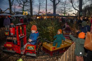 Kinder sitzen in der Kindereisenbahn